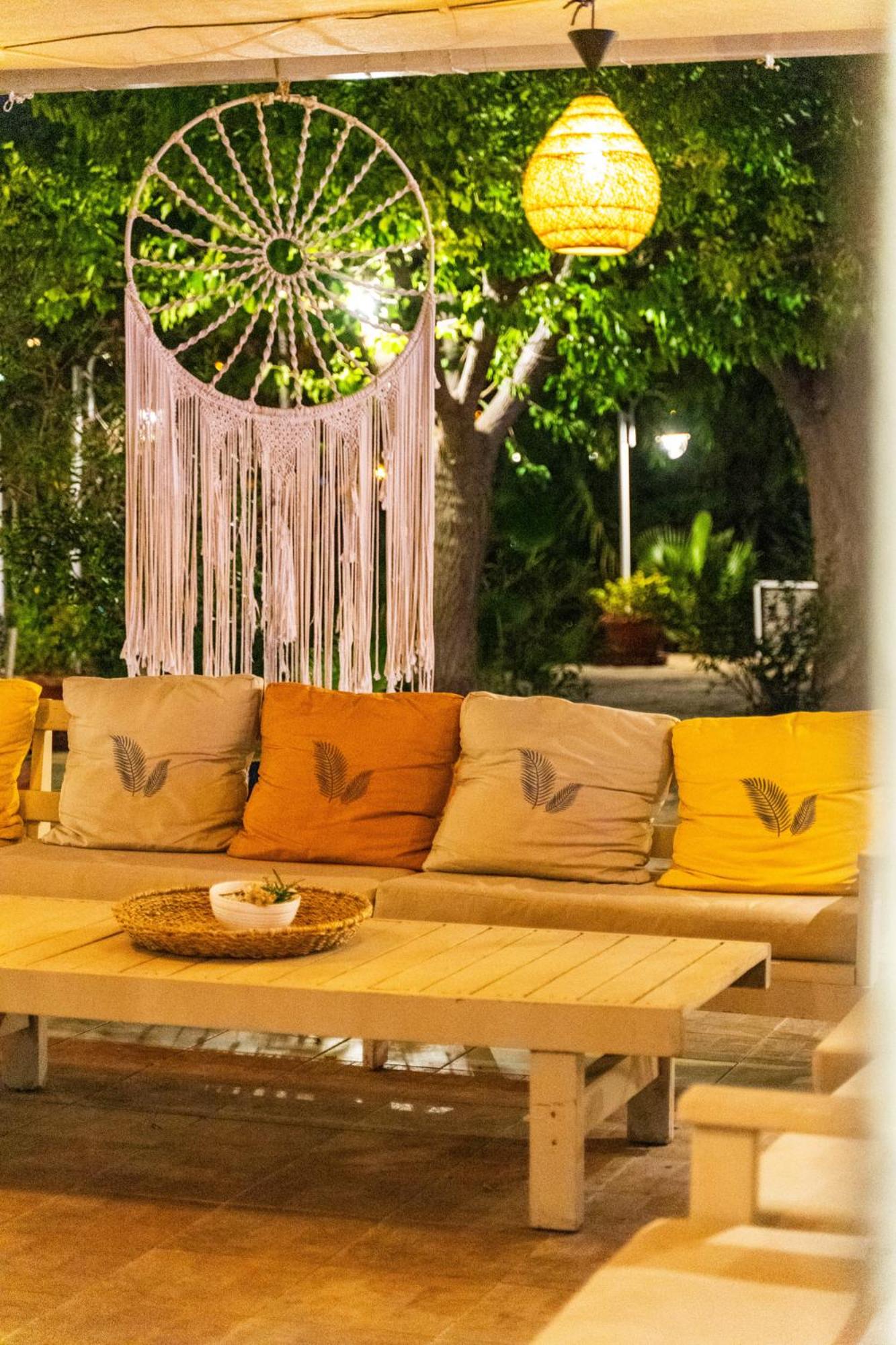 Chillos Beach Hotel & Lounge 2/43