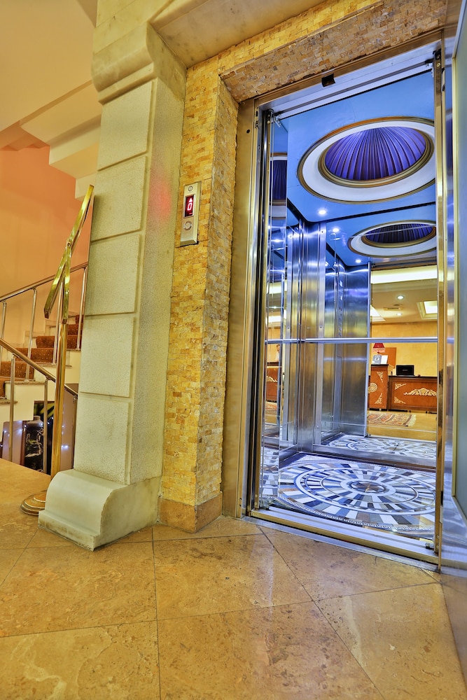 THE ISTANBUL HOTEL 25/50