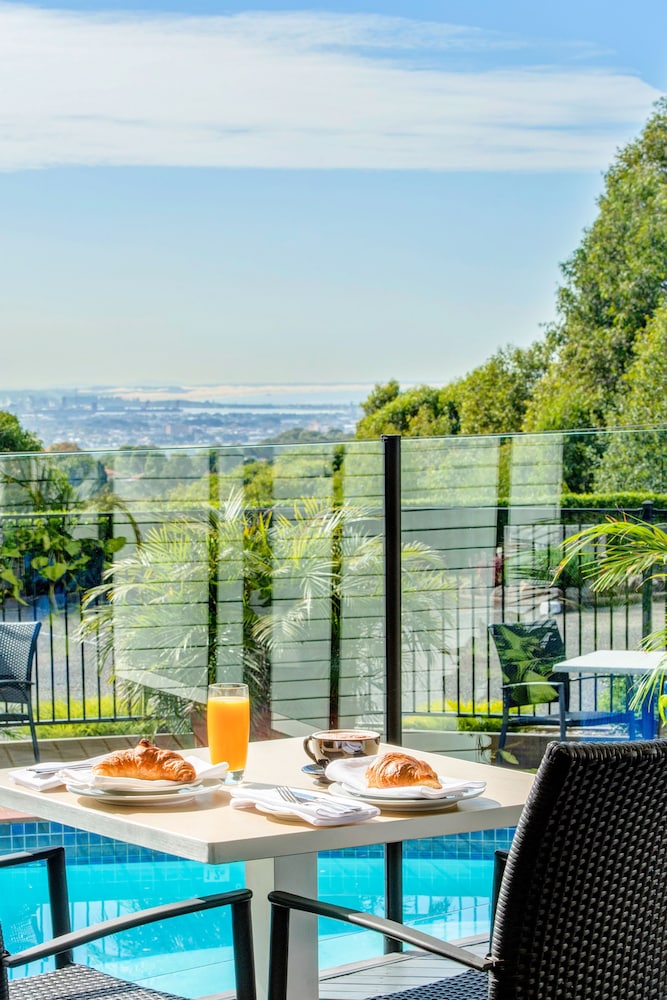 MERCURE CHARLESTOWN 35/50