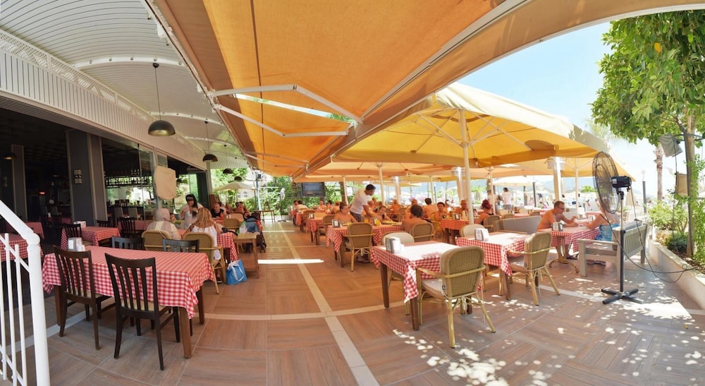 Maris Beach Hotel 18/29