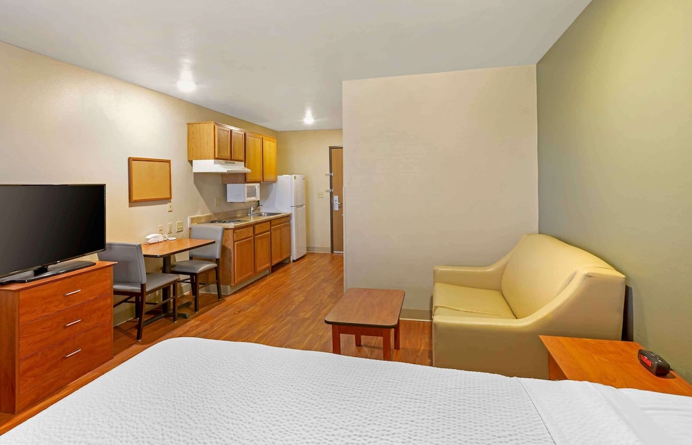 Studio 6 Extended Stay Birmingham Pelham AL 27/44