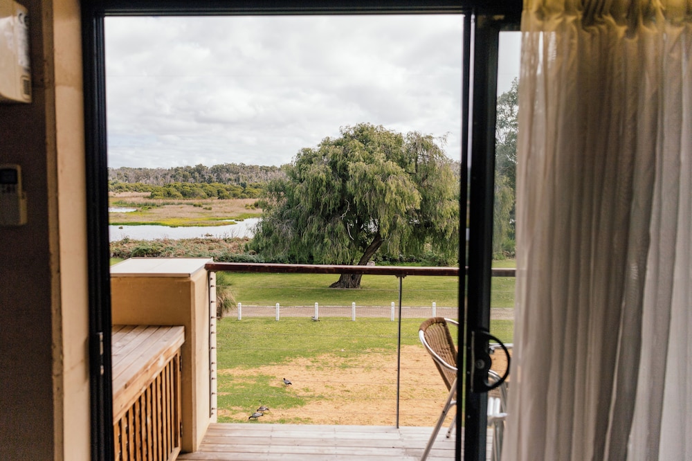 Yanchep Inn 35/41