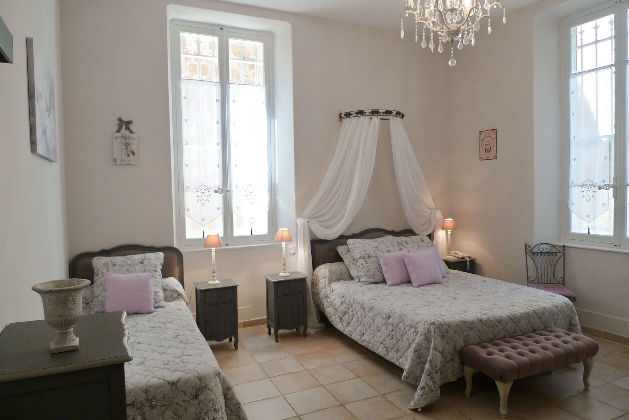 Superior, 1 Queen and 1 Single Bed, Hill Side