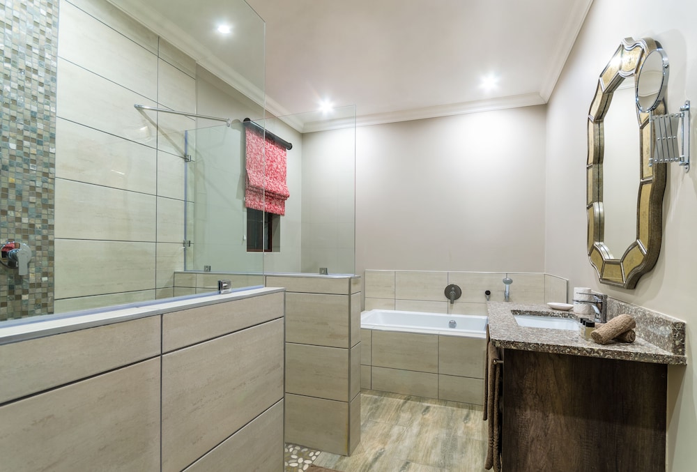 Nut Grove Manor Boutique Hotel 49/50