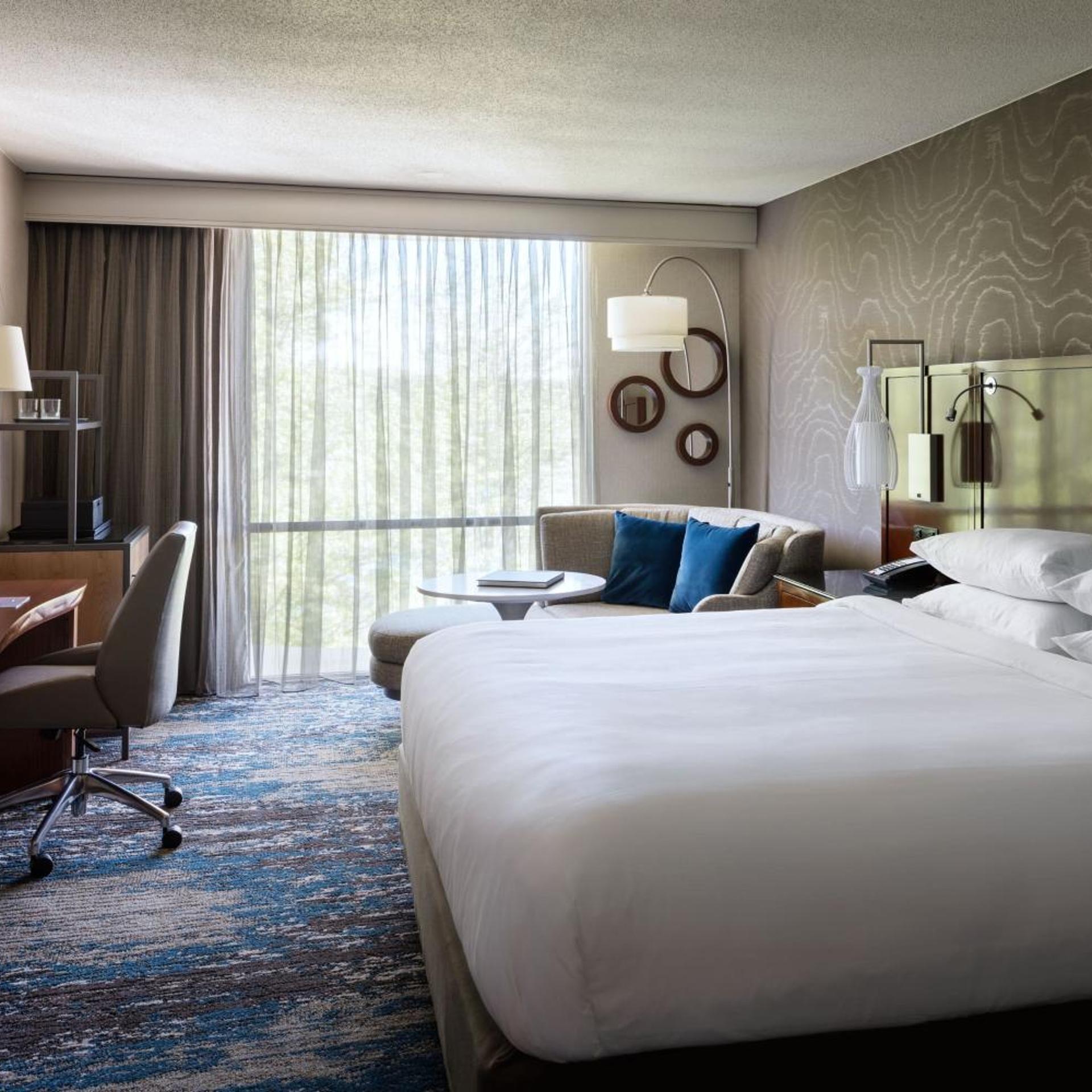 غرفة بسرير كينج بشرفة لذوي الإعاقة، Boston Marriott Newton 6/8