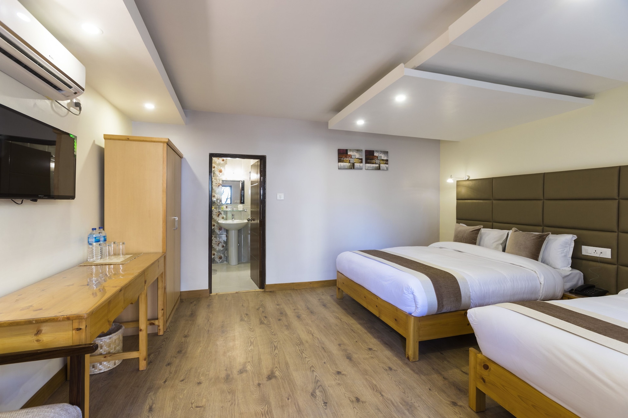 DELUXE, DOUBLE OR TWIN BED