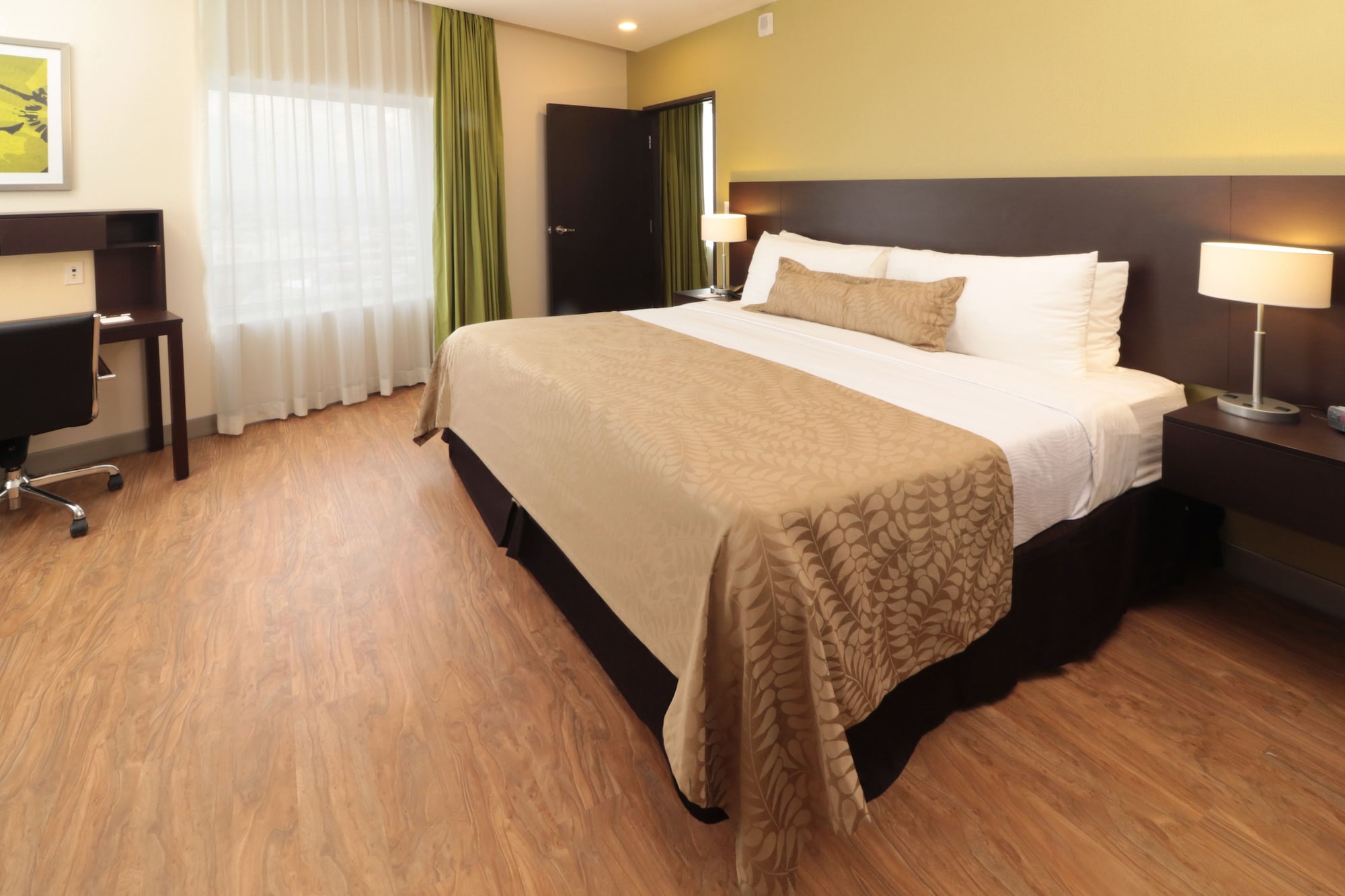 2 Bedrooms, Suite, 1 King and 2 Queen Beds, Kitchen