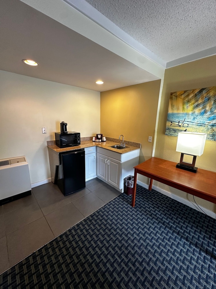 Ramada By Wyndham Virginia Beach 7/37