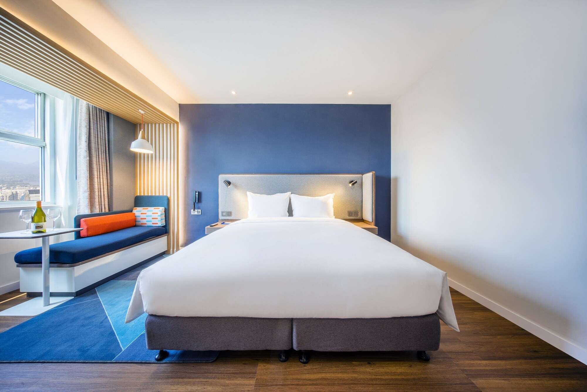 Standard, King Bed, Lake View