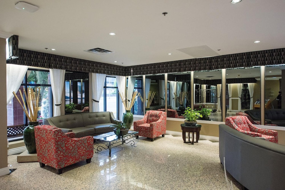 Harrison Lake Hotel 27/50