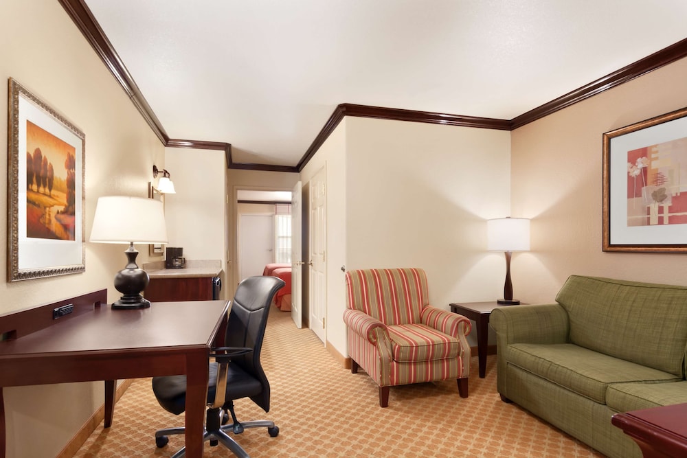 Comfort Inn & Suites Galveston Central Island near Pier 21/28