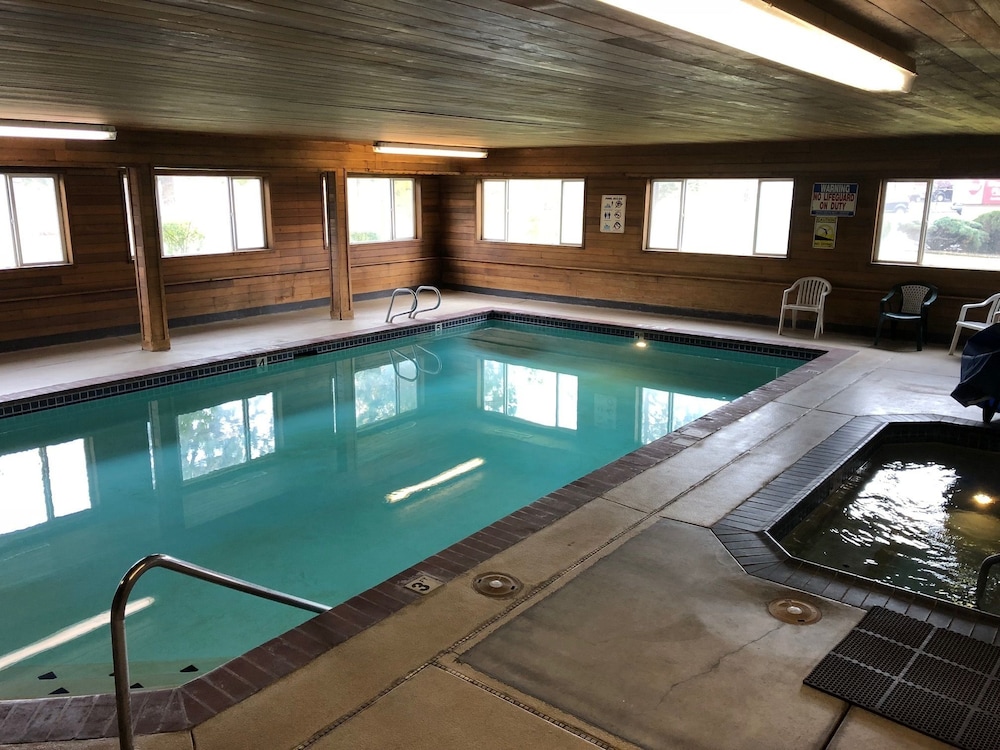 Super 8 by Wyndham LaGrande 28/36
