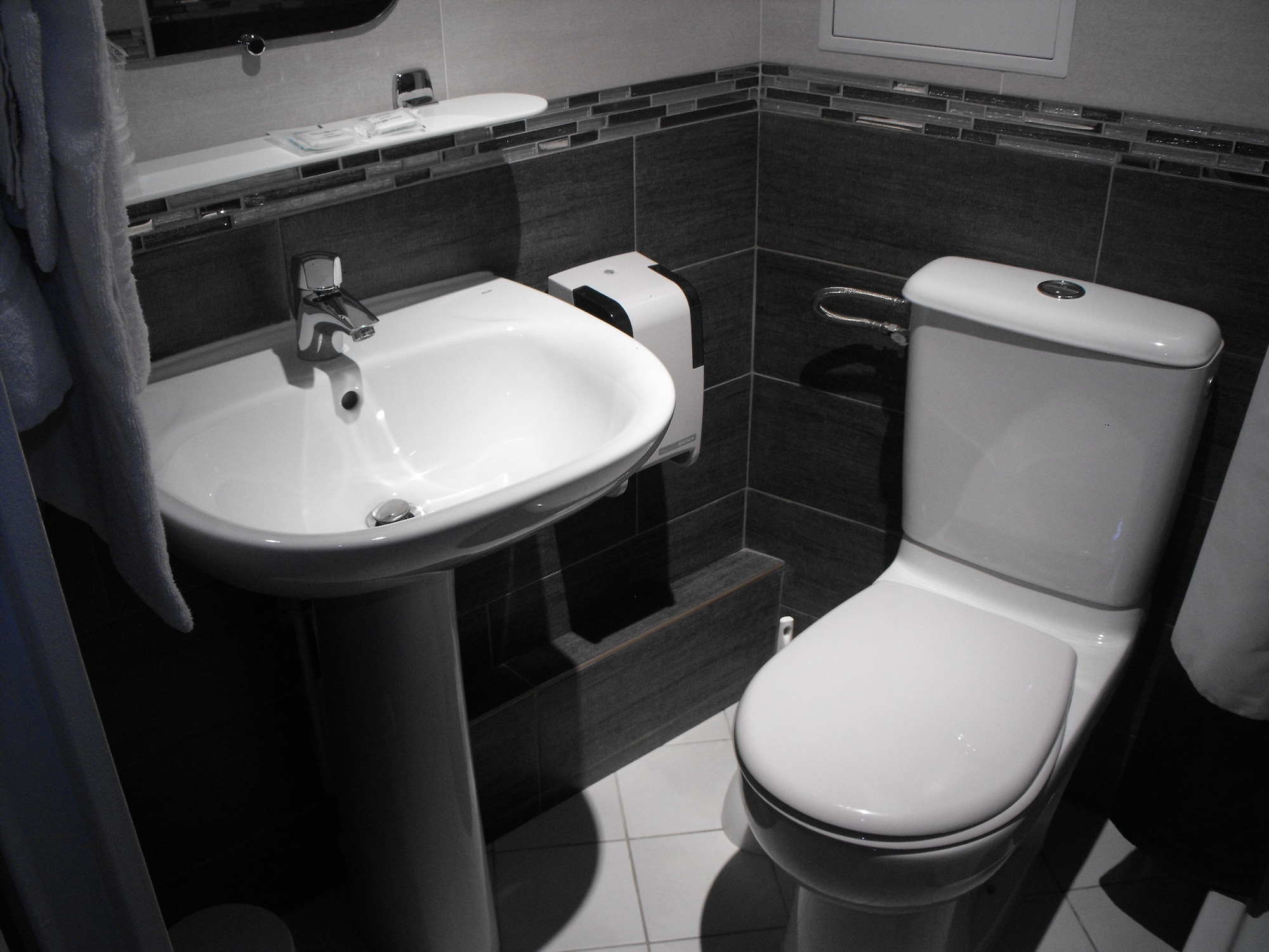 غرفة كومفورت بسريرين منفصلين، HOTEL DE LA PERDRIX ROUGE 7/9