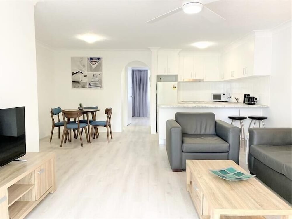 Genesis Holiday Apartments 50/76