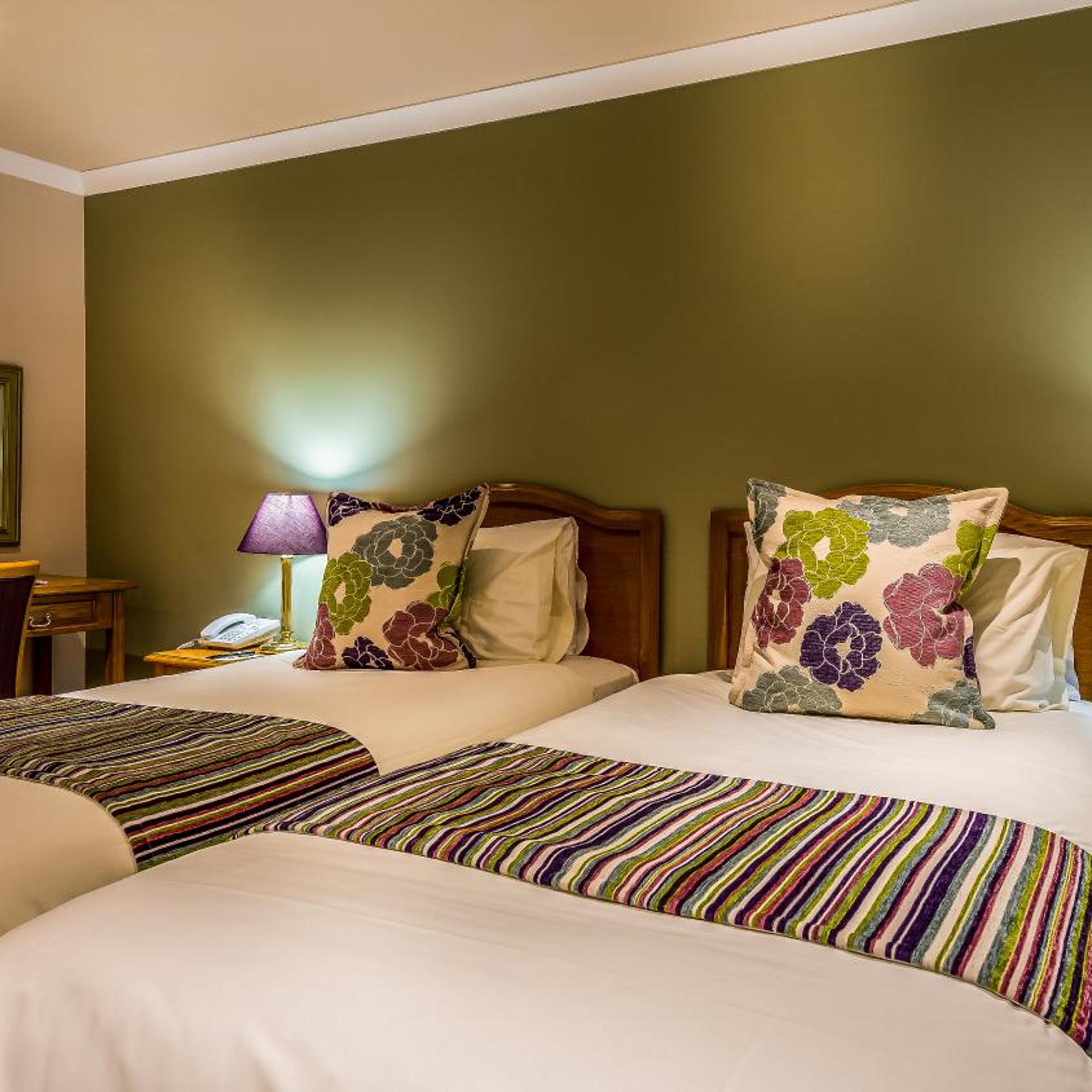 ROOM, TWIN BEDS