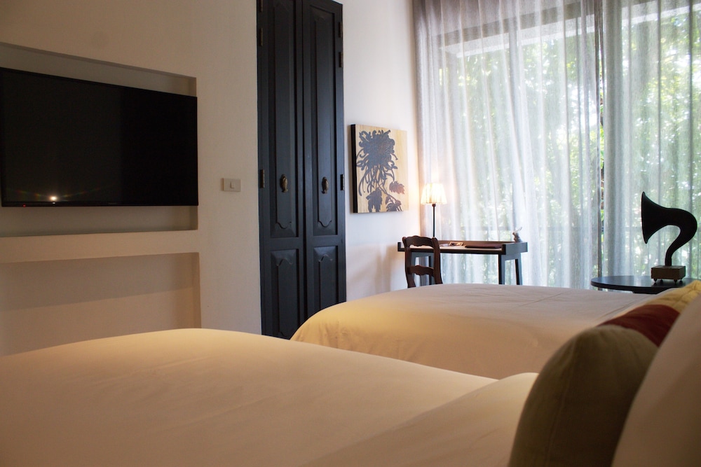HOTEL DES ARTISTS PING SILHOUETTE 25/58