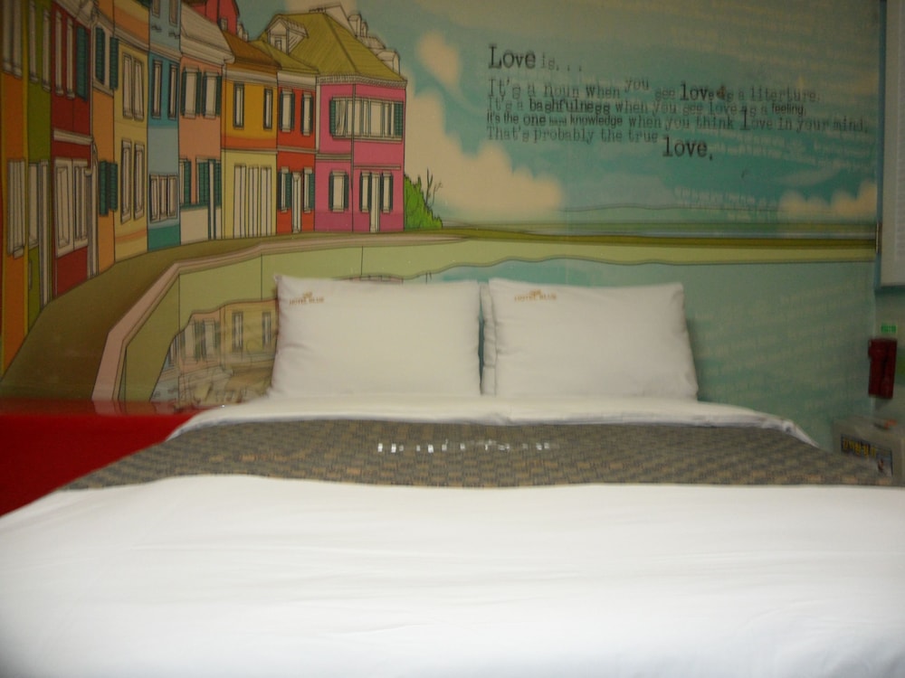 Blue Hotel 30/53