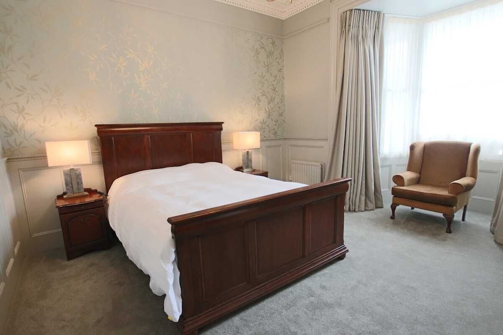 ROOM, DOUBLE BED