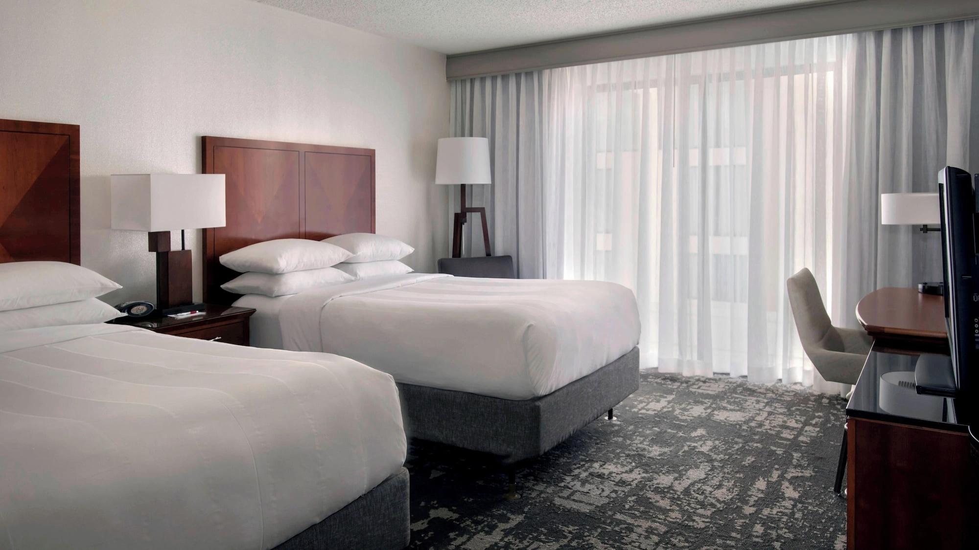 Club, 2 Queen Beds