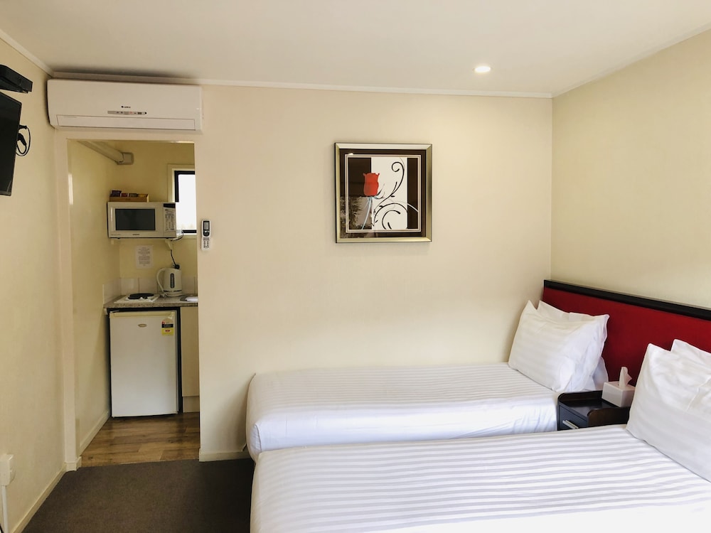 TUDOR COURT MOTOR LODGE 18/70