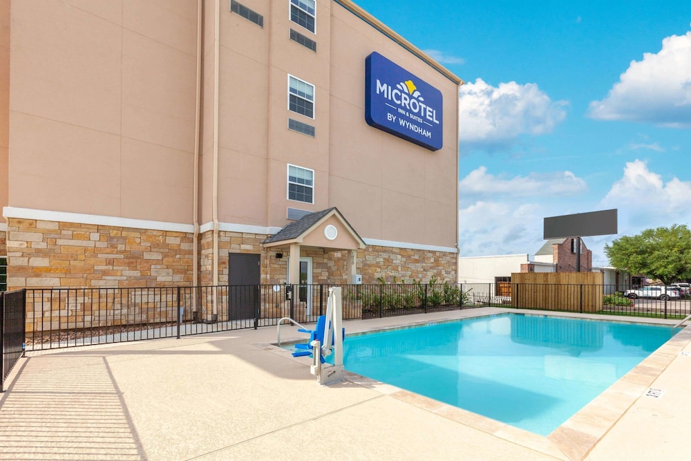 Microtel Inn and Suites by Wyndham College Station photo5
