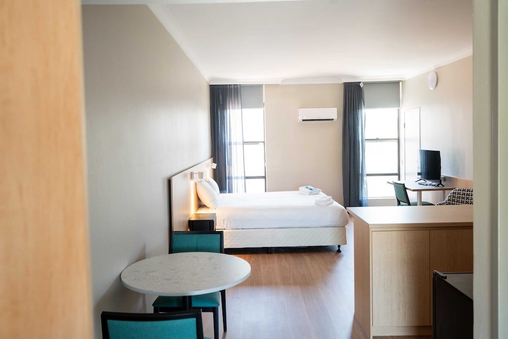 EL TORO MOTOR INN 27/56