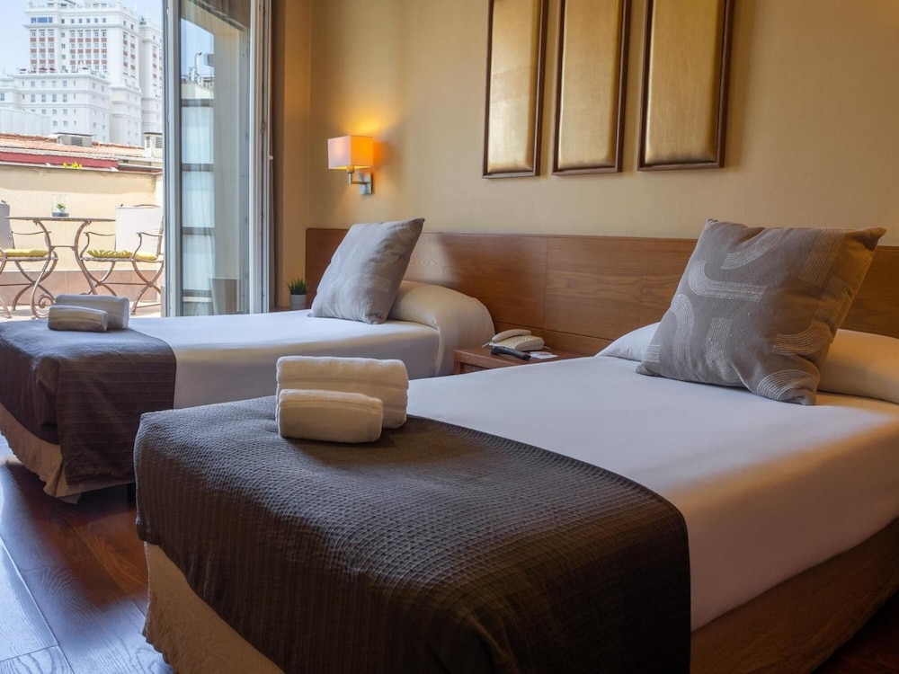 Sterling Hotel 7/34