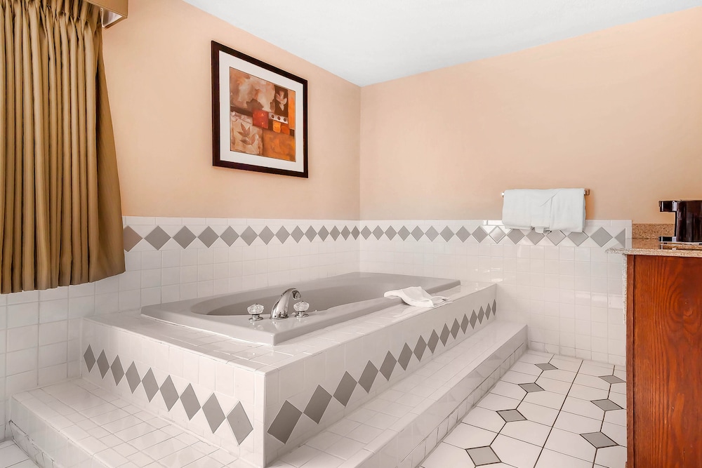 Quality Inn & Suites Owasso US-169 42/45