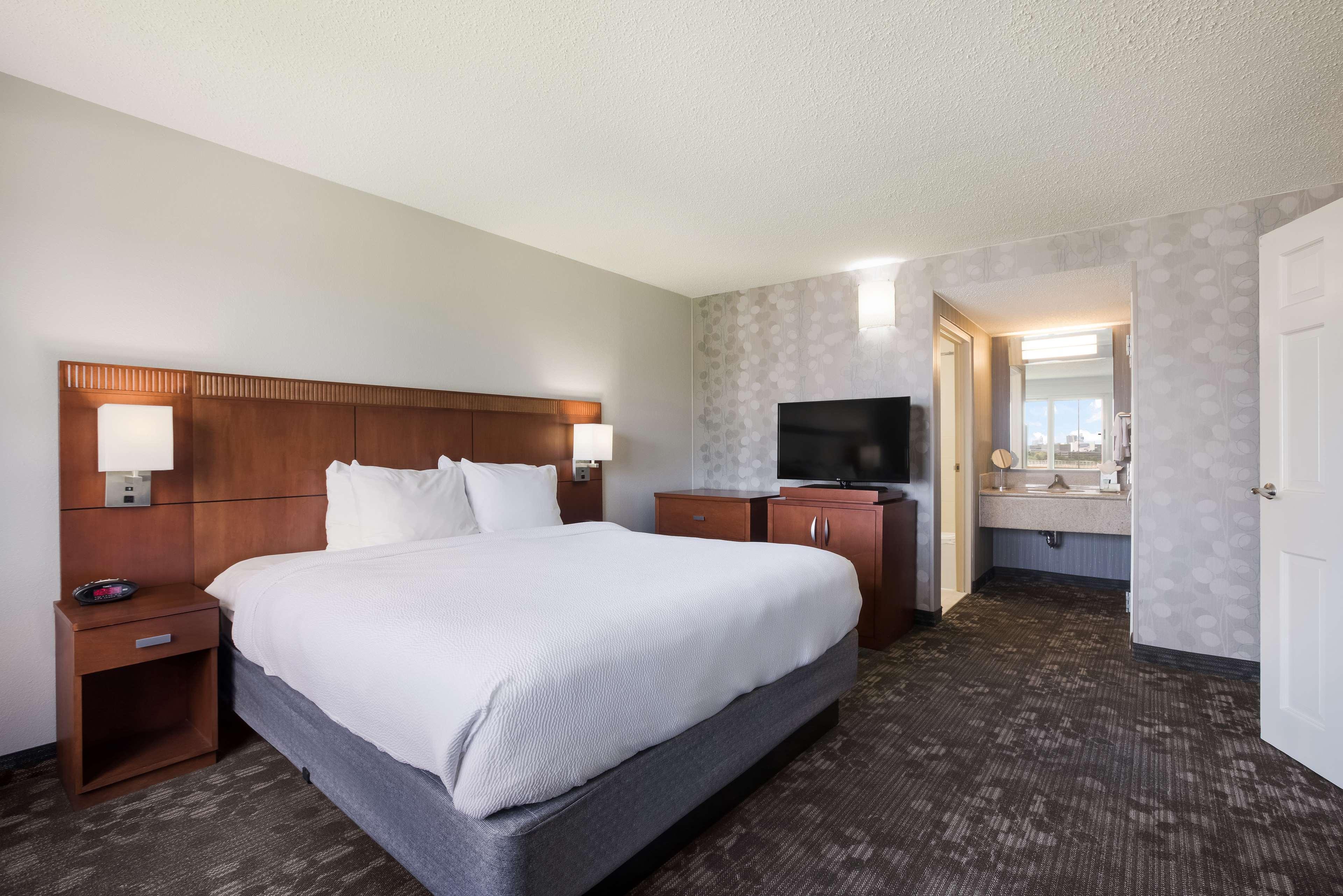1 BEDROOM, SUITE, KING BED, BALCONY