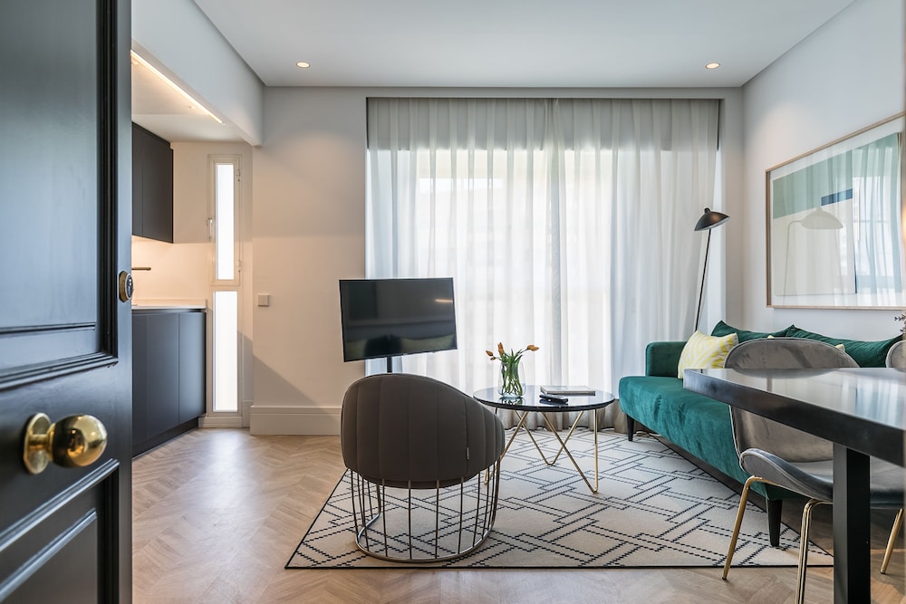 Feelathome Waldorf Suites Apartments 24/40