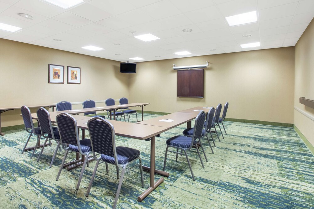 Hampton Inn & Suites Albany-Airport 31/36