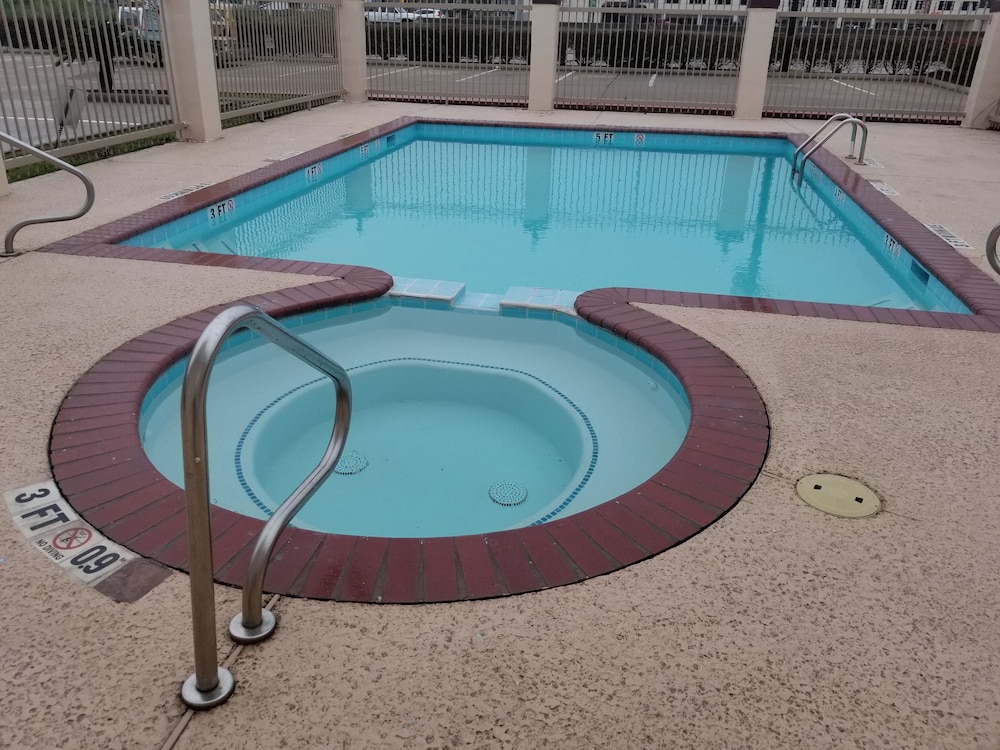 HomeBridge Inn & Suites (Ex Howard Johnson Inn and Suites Beaumont) 20/23