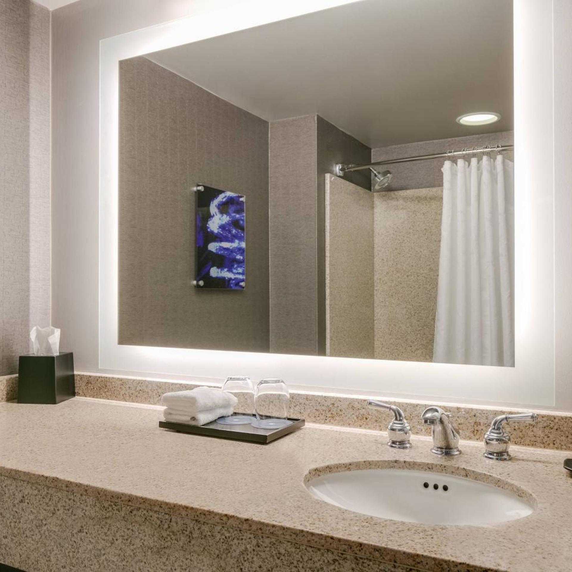 Guest Room, King Bed, Club Floor, High Floor، SHERATON OVERLAND PARK HOTEL AT THE CONVENTION CENTER 5/7