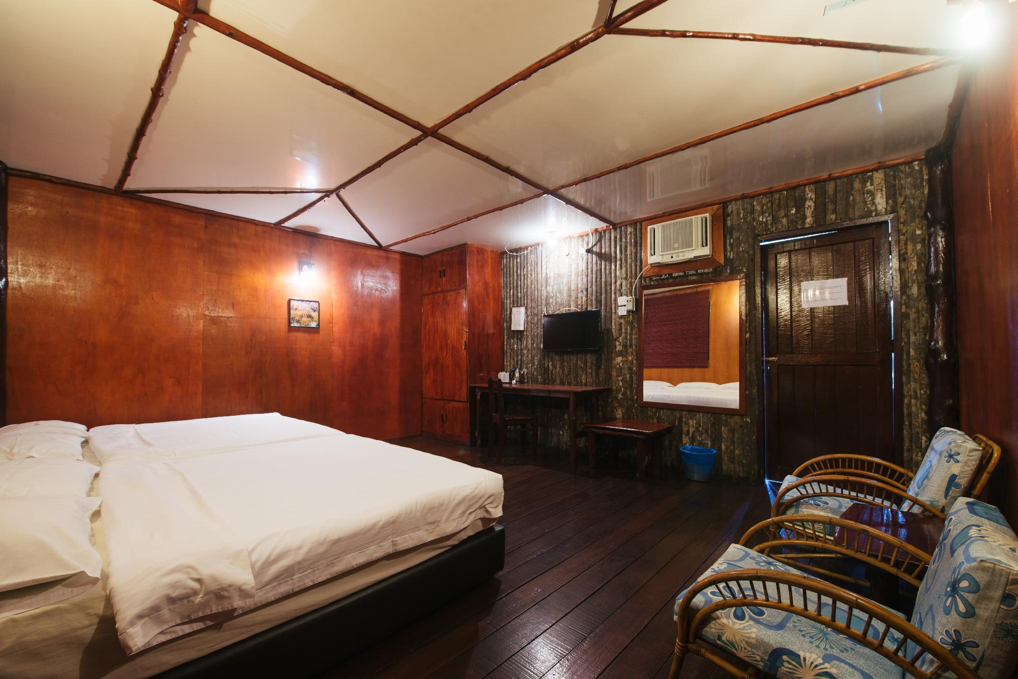 Dragon Inn Floating Resort 7/29