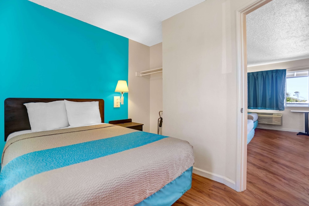 3 Full Beds - Suite, Non-Smoking