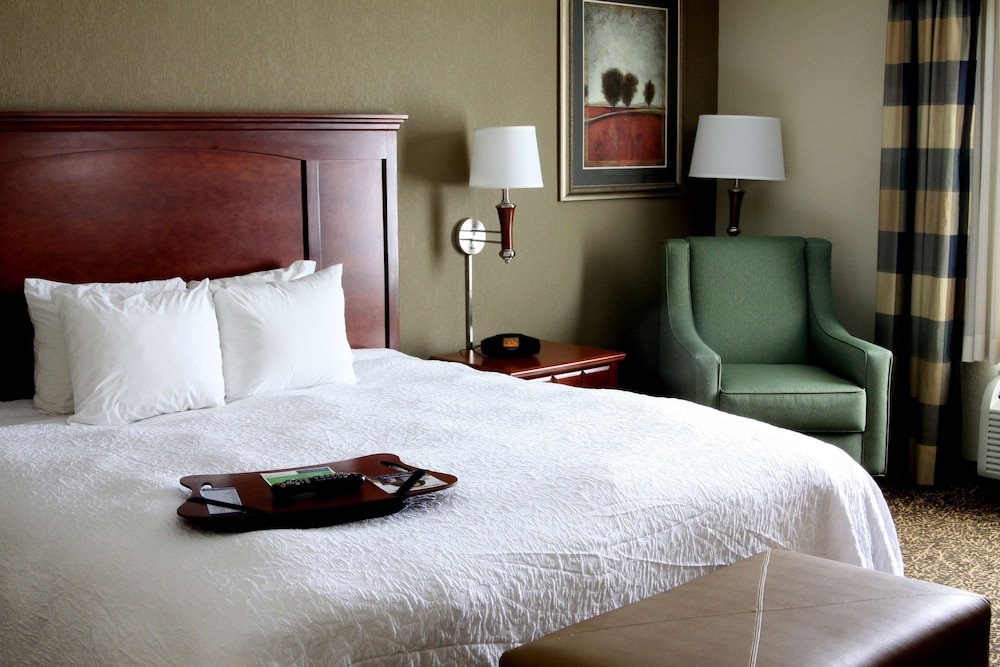 Hampton Inn Suites Paducah 18/55
