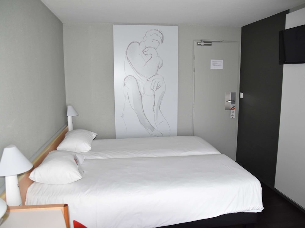 ibis Rochefort 6/66