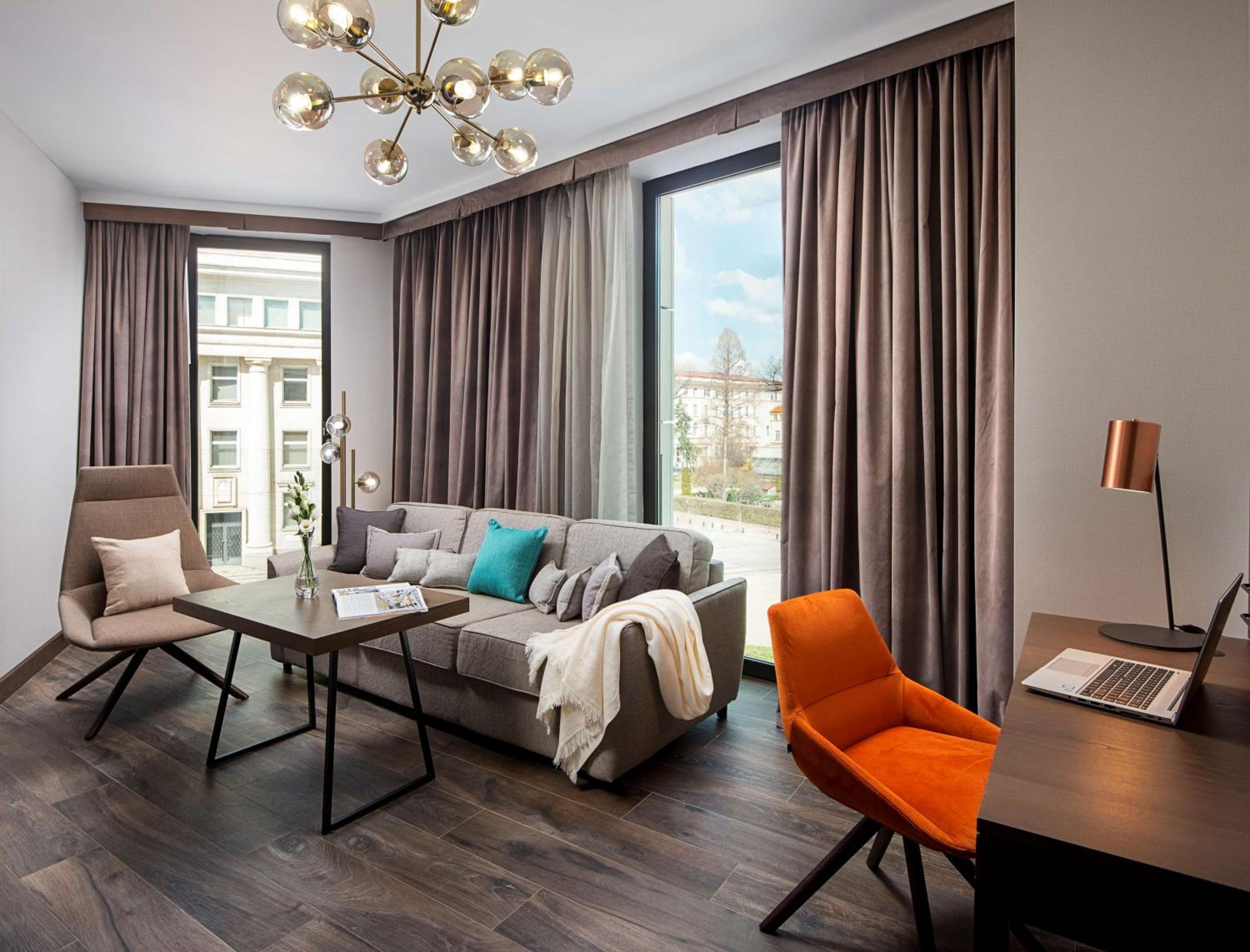 Suite, Square View