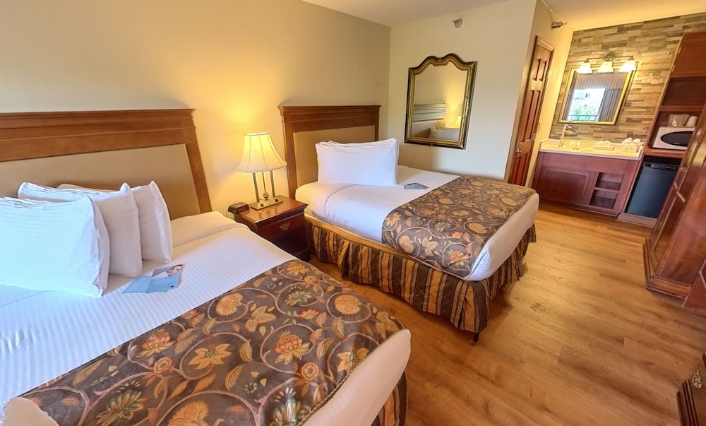 SUPERIOR, 2 QUEEN BEDS, MOUNTAIN VIEW