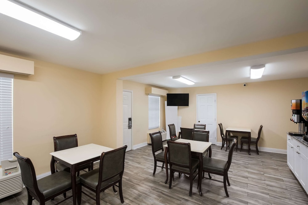 Quality Inn & Suites Greensboro near Lake Oconee 26/36
