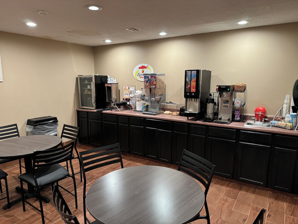 Super 8 by Wyndham Winfield/Quail Ridge Area 16/26