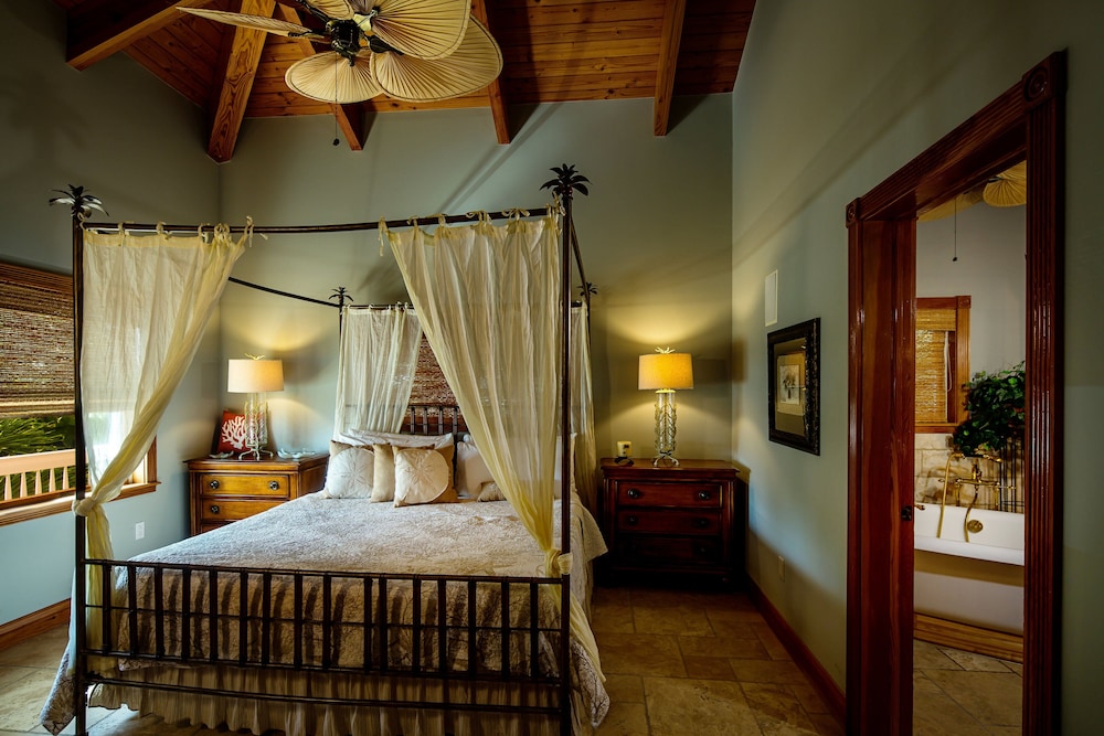 Palm, House, Twin Beds, King and Queen Bed, Sofa, South Wing