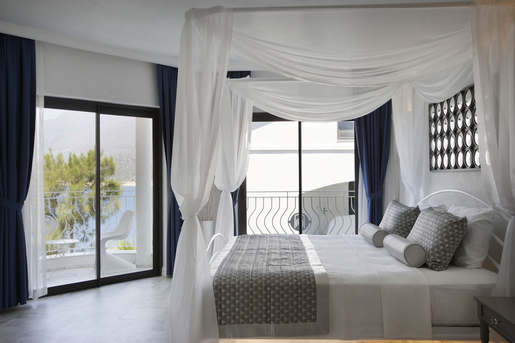 DELUXE, PARTIAL SEA VIEW