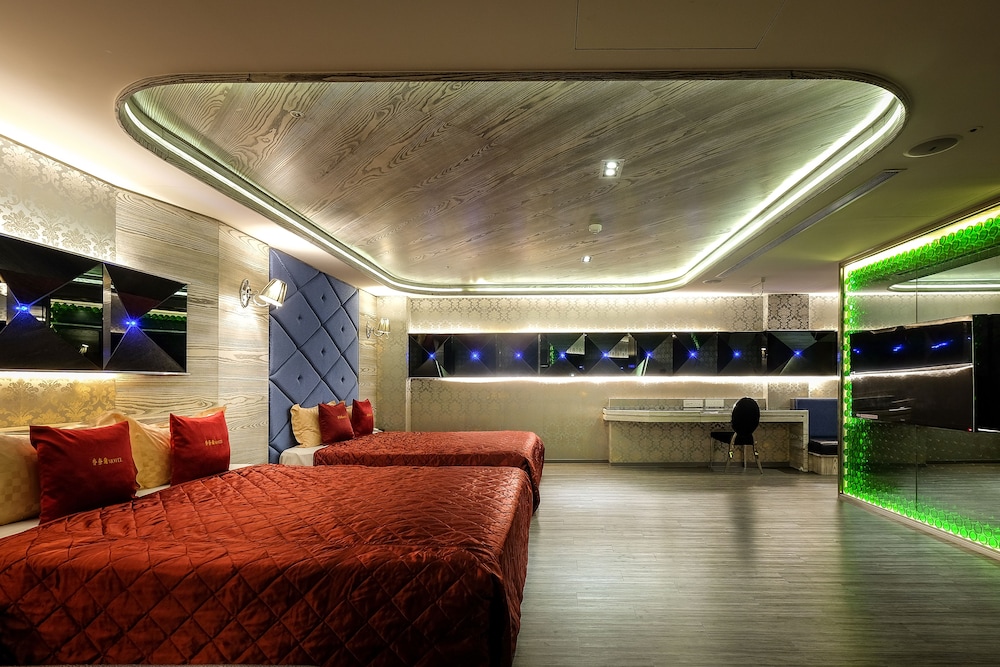 Surreal Motel- Xinjhung Branch 32/46