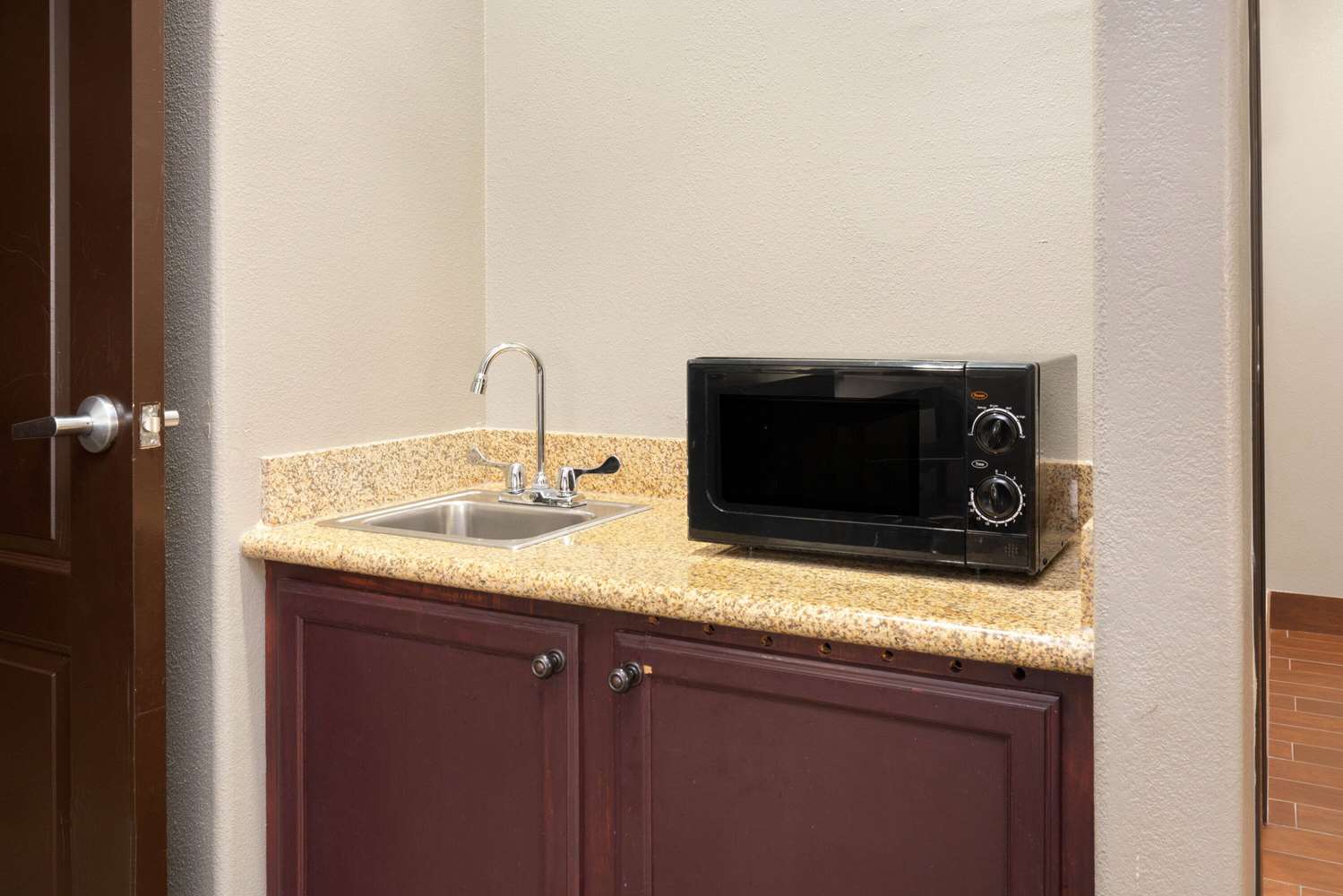 La Quinta Inn & Suites by Wyndham Houston Bush Intl Airpt E 30/30