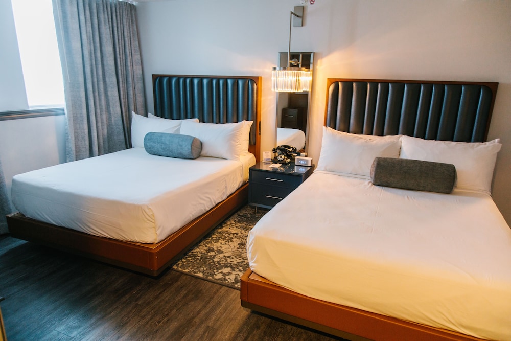 2 BEDROOMS, LUXURY, SUITE, KING BED, QUEEN BED