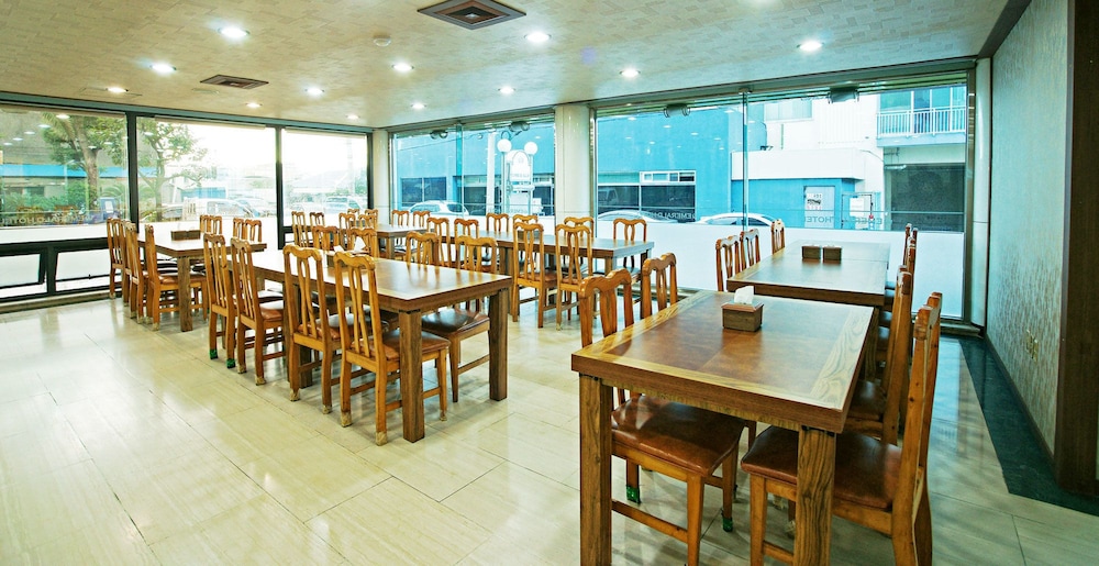 Emerald Hotel 23/26