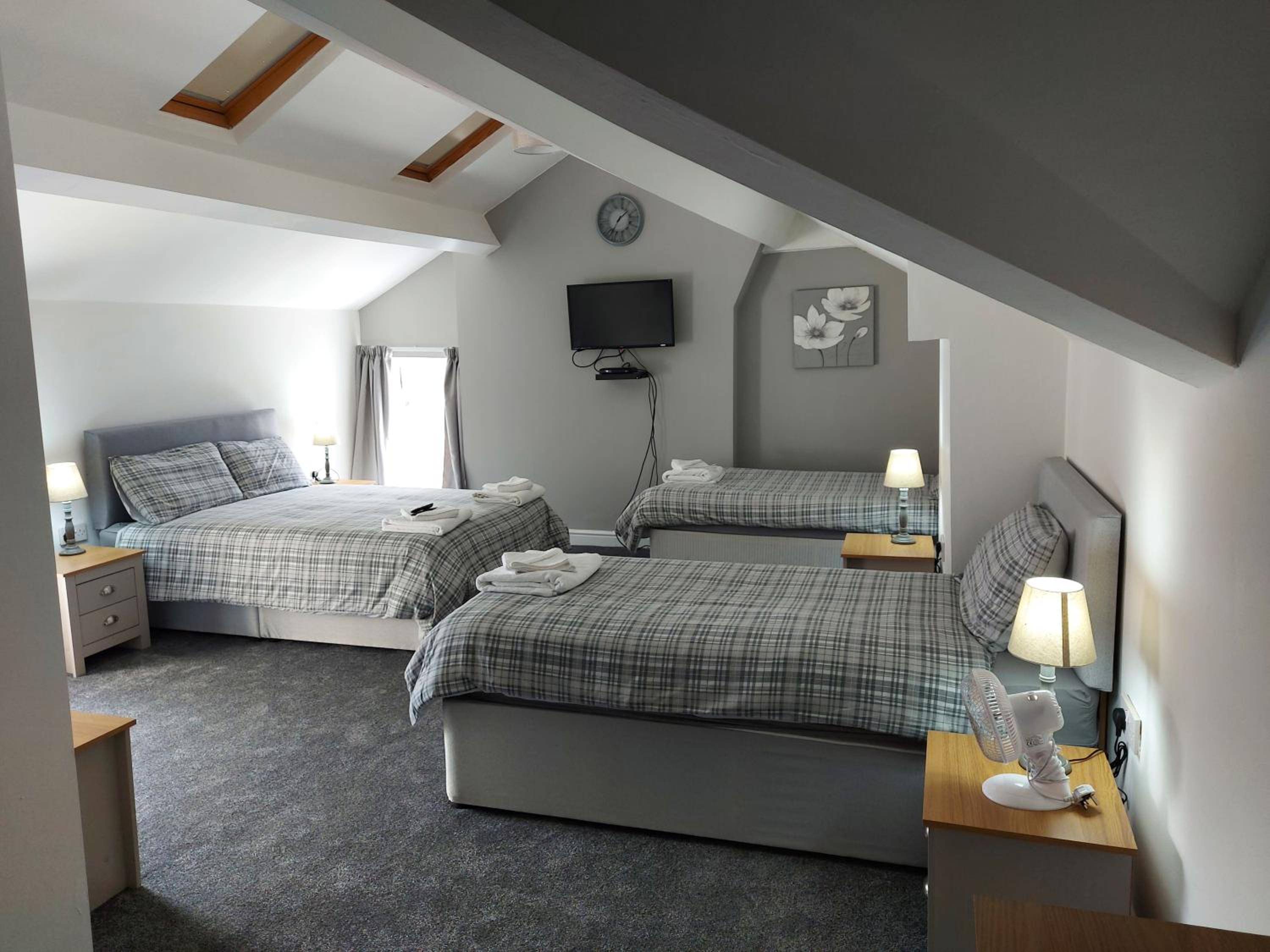 غرفة كلاسيكية رباعية بسرير مزدوج وسريرين منفصلين