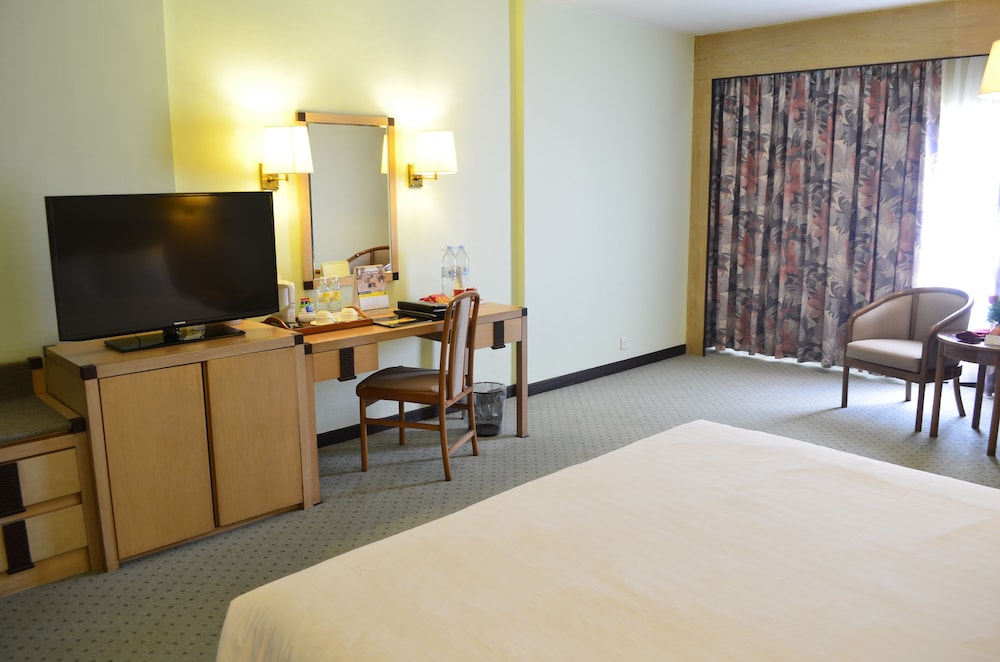 Cambodiana Hotel 40/50