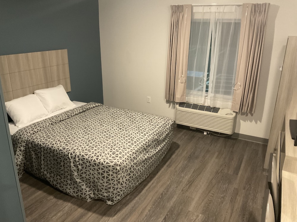 جناح بسرير كوين مع أريكة لذوي الإعاقة
